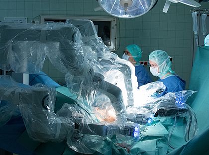 Bild: eine Operation wird über den Da Vinci Roboter durchgeführt