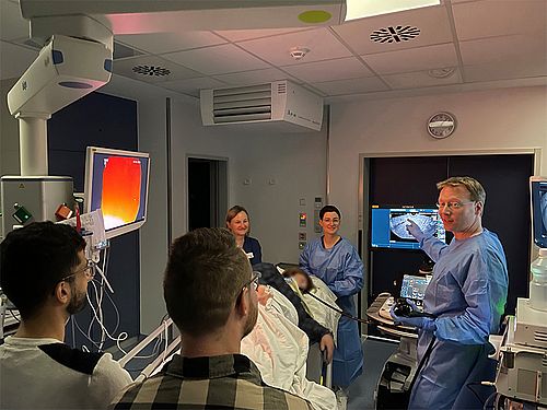 Während der Live-Demo erklärt Dr. Jens Leitlein die Strukturen und Befunde. 