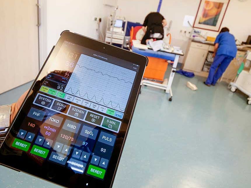 Bild: Das Simulationstraining im Kreißsaal wird durch moderne Technik unterstützt