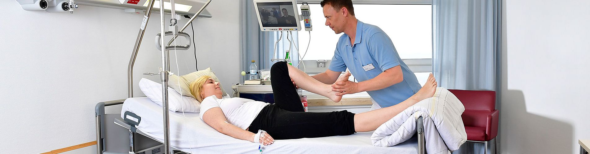 Bild: Ein Therapeut behandelt eine Patientin
