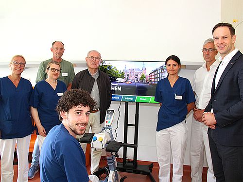 Gruppenbild aller Beteiligten bei Spendenübergabe