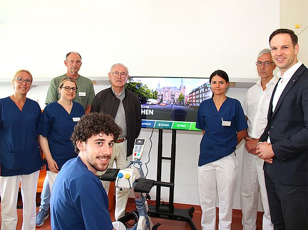 Gruppenbild aller Beteiligten bei Spendenübergabe