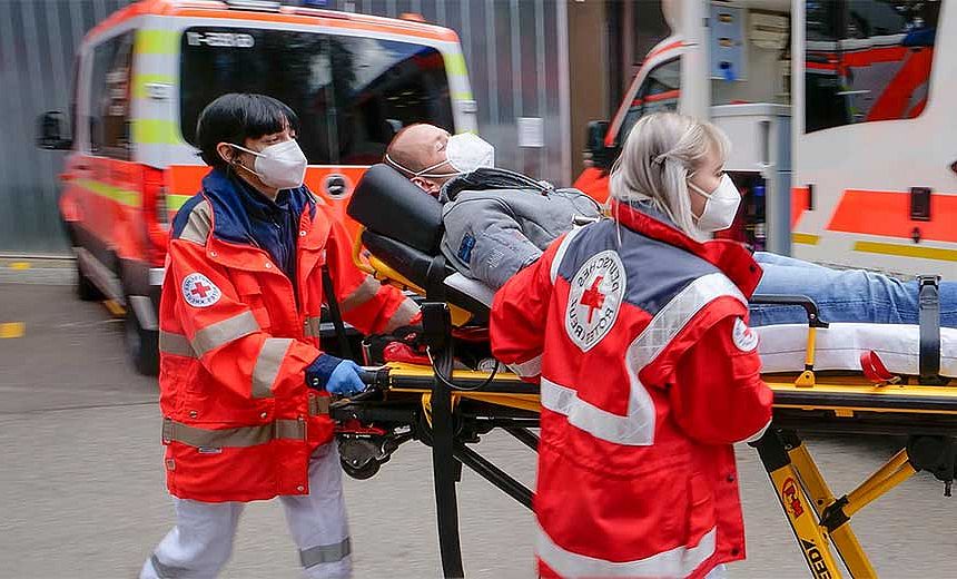 Notfallpatient mit Rettungssanitätern