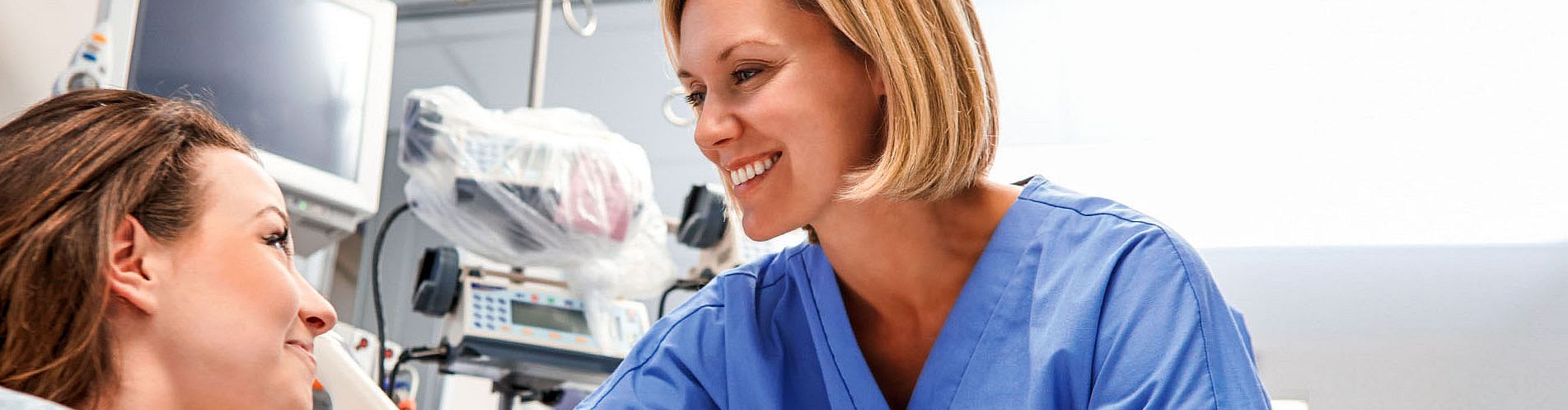 Bild: Patientin und Pflegerin
