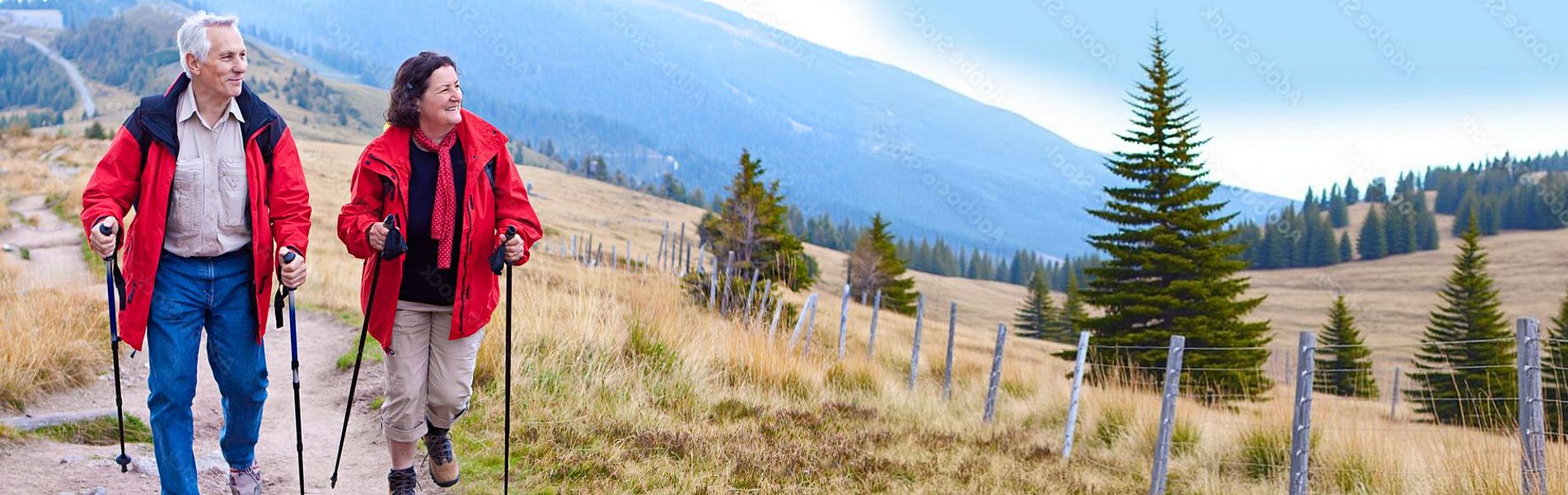 Älteres Paar beim Wandern in den Bergen