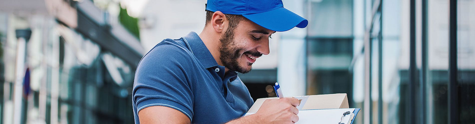 Bild: Ein Mitarbeiter der Logistik trägt Pakete aus