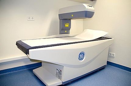 Bild: Gerät für die Knochendichtemessung